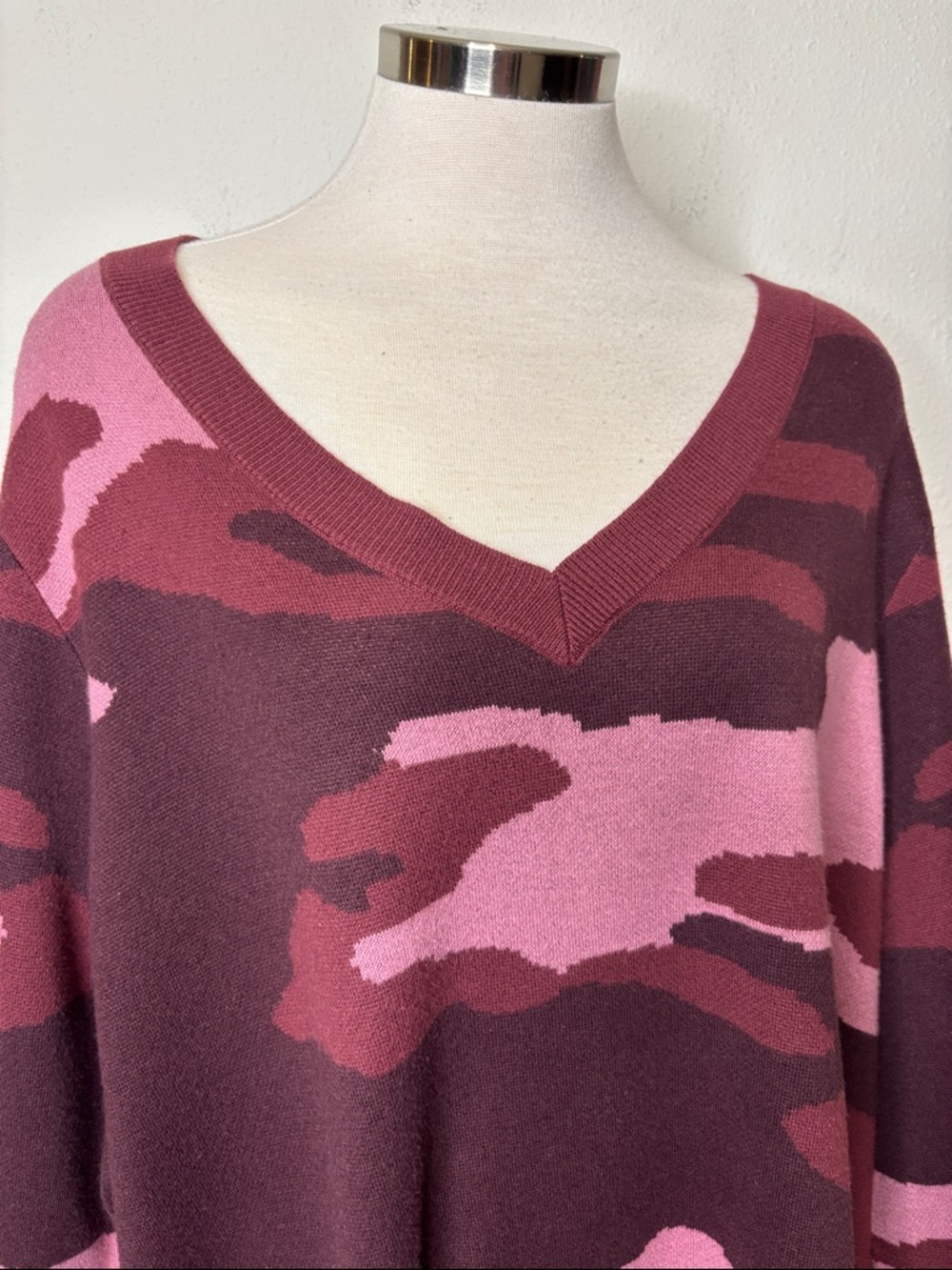 Belle by Kim Gravel size 2X Pink & Burgundy Camo V-Neck Sweater - Picture 2 of 7